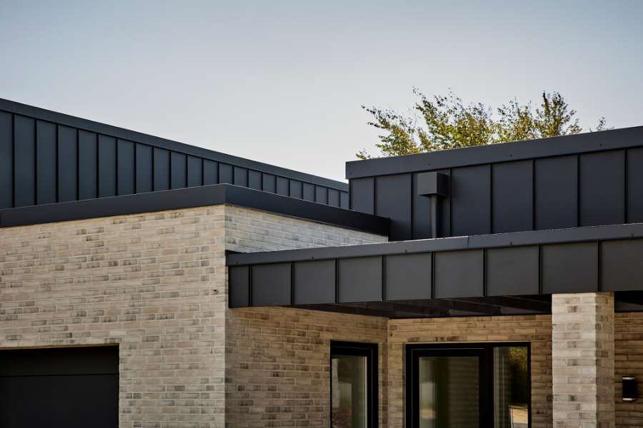 Stilfulde stålprofiler på facaden af nybygget hus med plads til det hele, Navervænget 9, 6710 Esbjerg